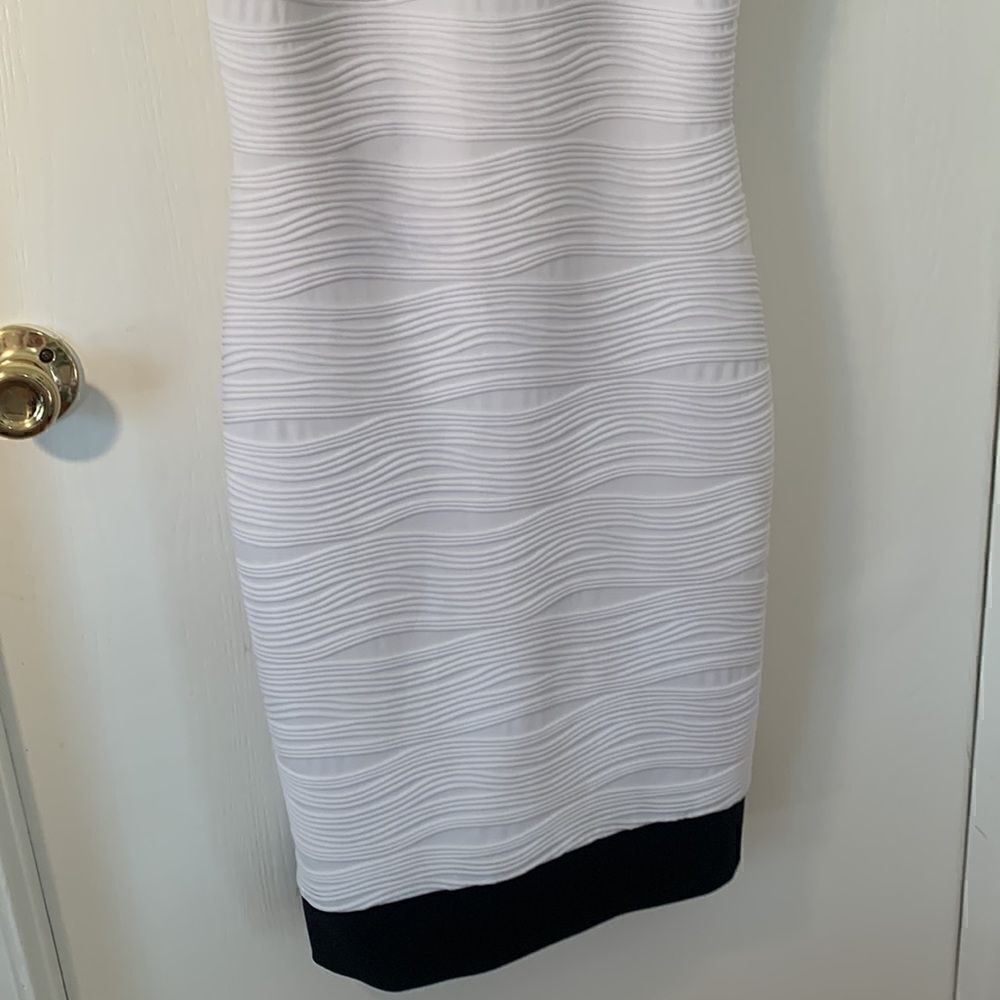 Joseph Ribkoff EUC white textured sleeveless fitted dress Size 4 - Picture 3 of 10
